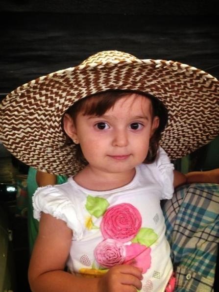 Cristy de pequeña con sombrero de paja