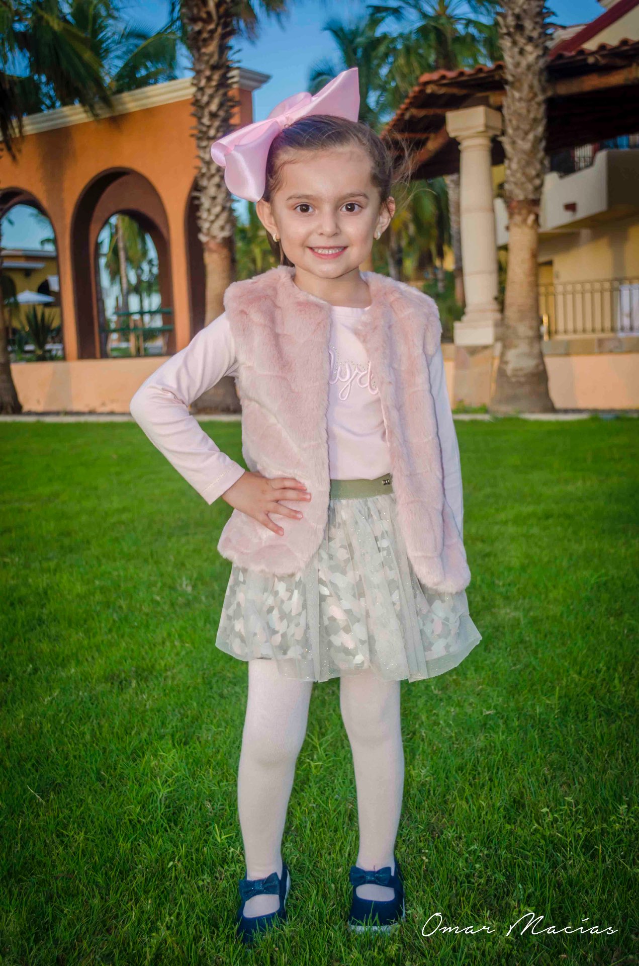 Cristy con chaleco rosa en el jardín