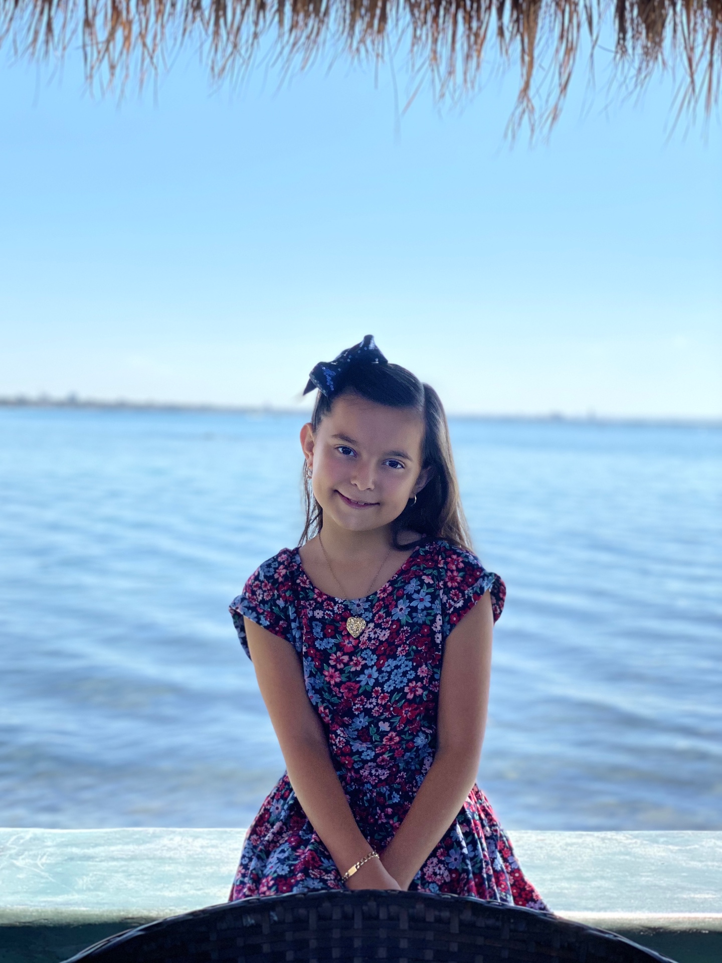 Cristy con vestido floral frente al mar