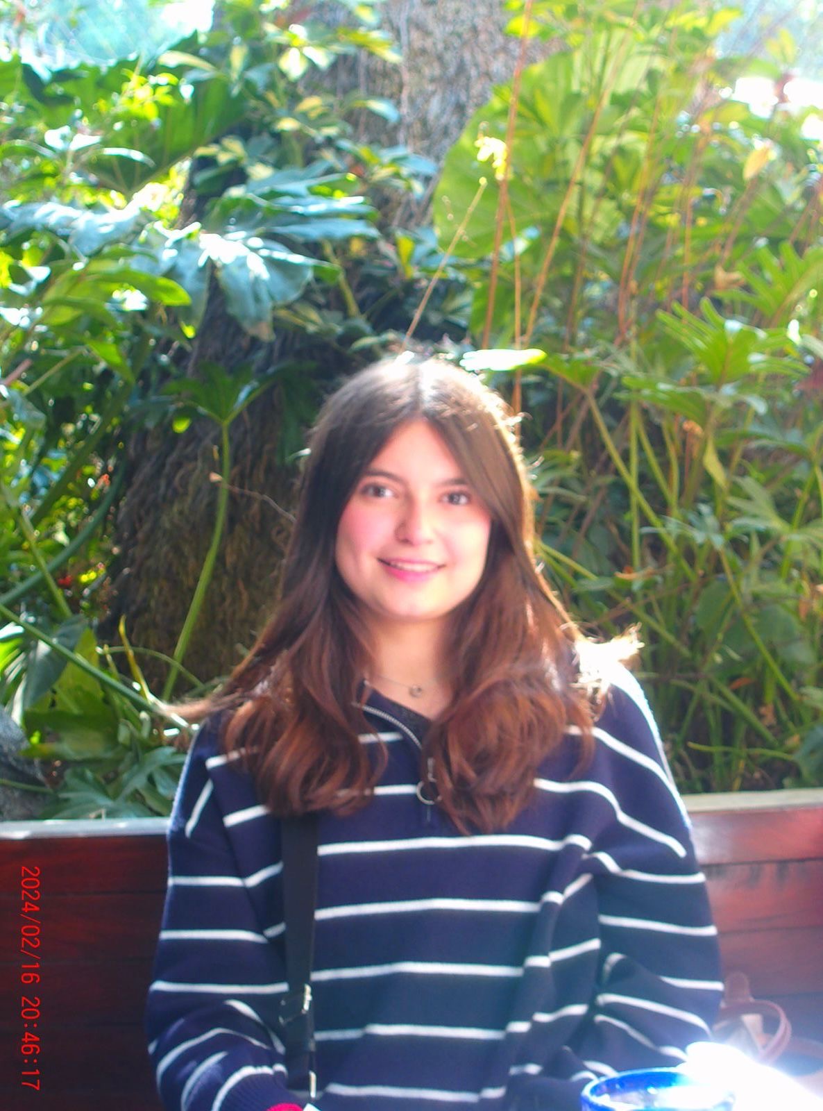 Cristy adolescente en un jardín